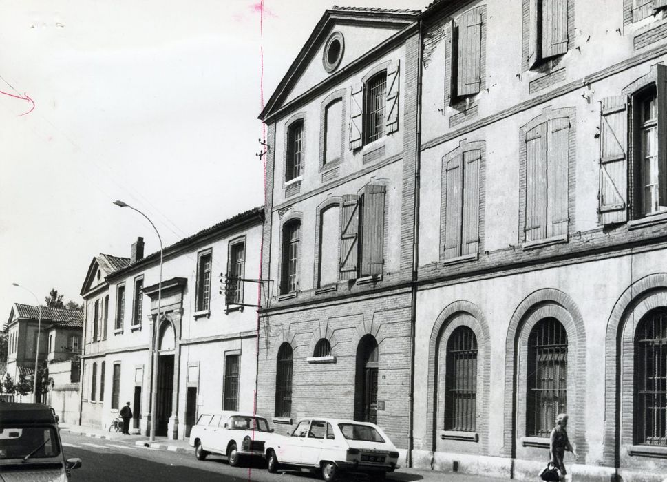 façade sur la rue du Docteur Alibert, à gauche partie destinée à la démolition