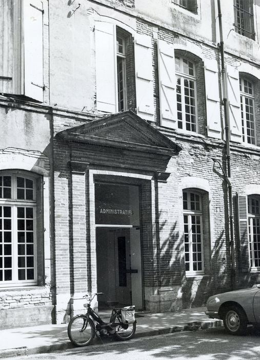 cour de la chapelle, porte d’accès
