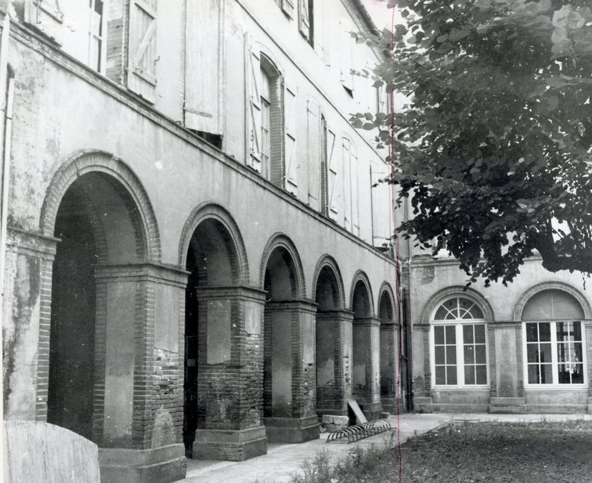 façades sur cour, vue partielle