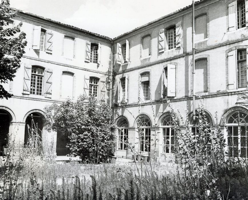 façades sur cour, façades destinées à la destruction
