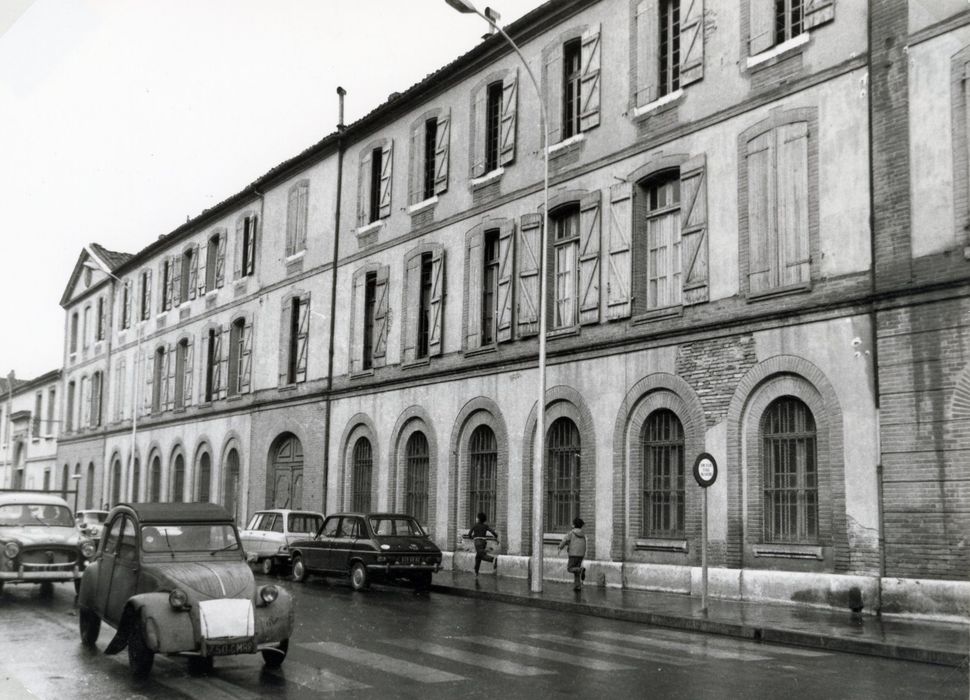 façade sur la rue du Docteur Alibert, à gauche partie destinée à la démolition