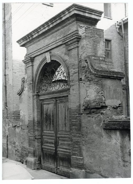 portail d’accès sur la rue du Collège