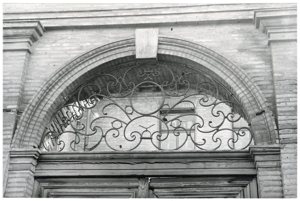 portail d’accès sur la rue du Collège, détail de l’imposte