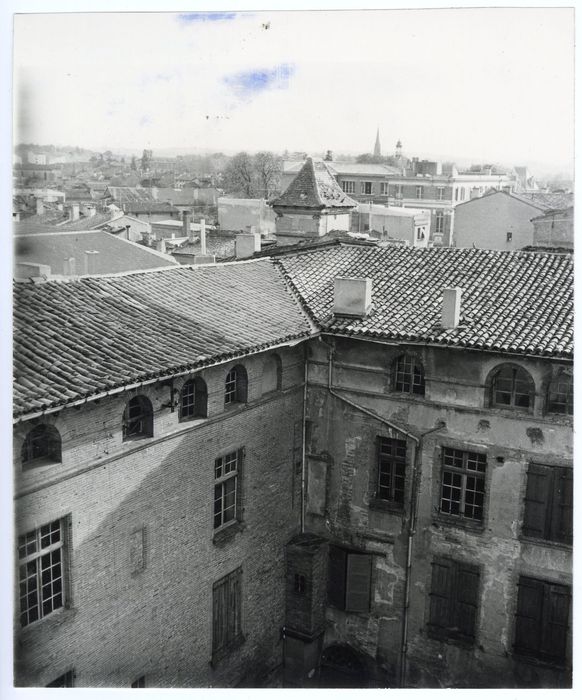 façades ouest et nord sur cour, vue partielle