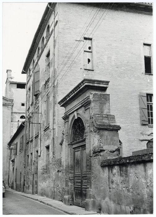 portail d’accès sur la rue du Collège