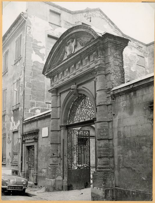 portail monumental sur rue d’accès à la cour d’honneur