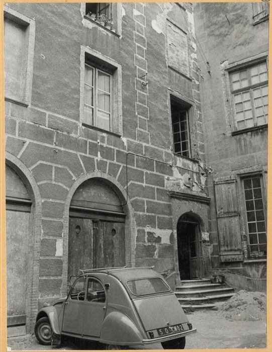 façades sur la cour d’honneur, vue partielle