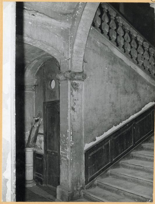 escalier monumental, vue partielle