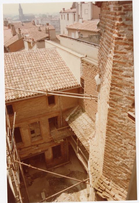 façades sur la cour, vue partielle