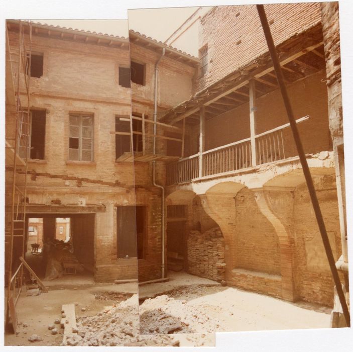 façades sur la cour, vue partielle