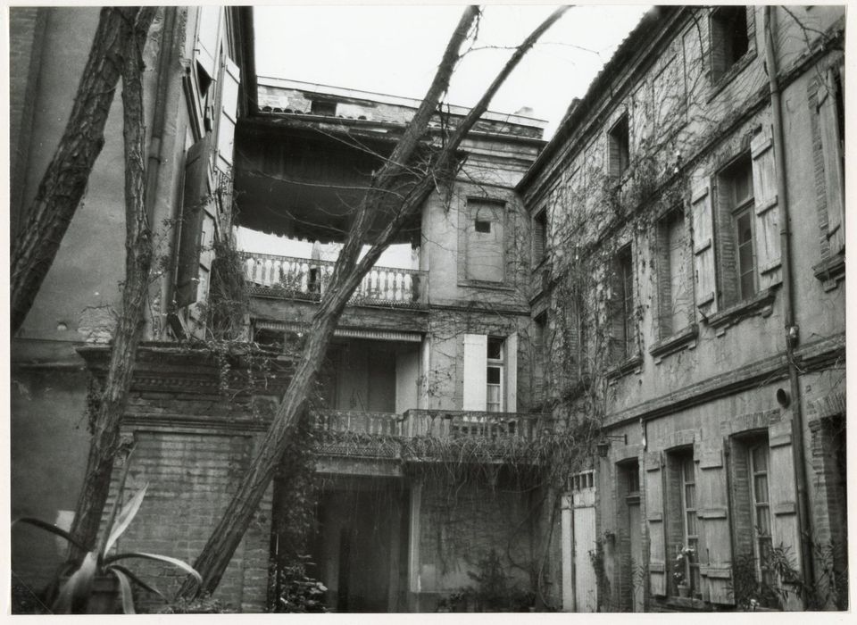 façades sur cour, vue partielle