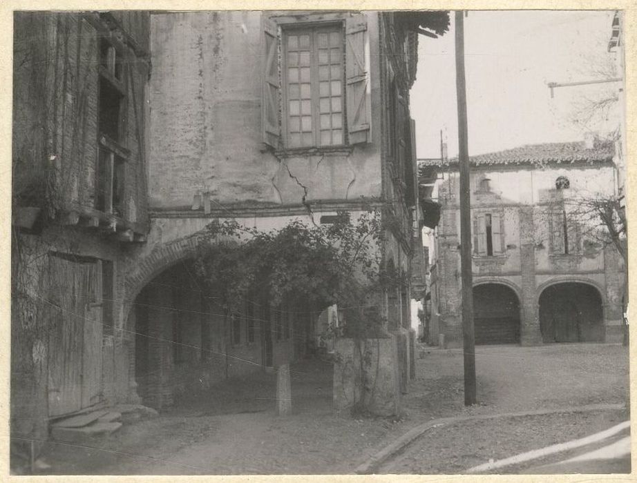 façades sur la place, vue partielle