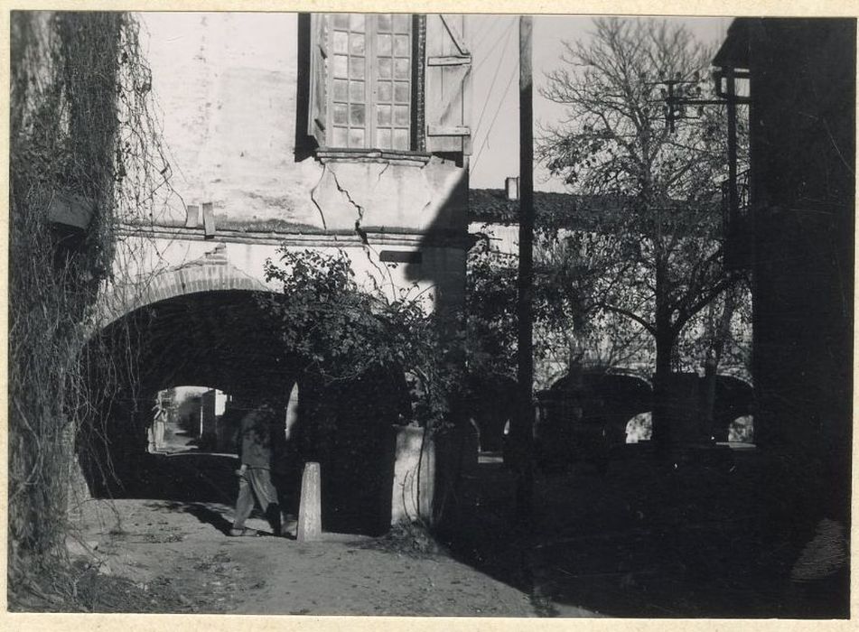 façades sur la place, vue partielle
