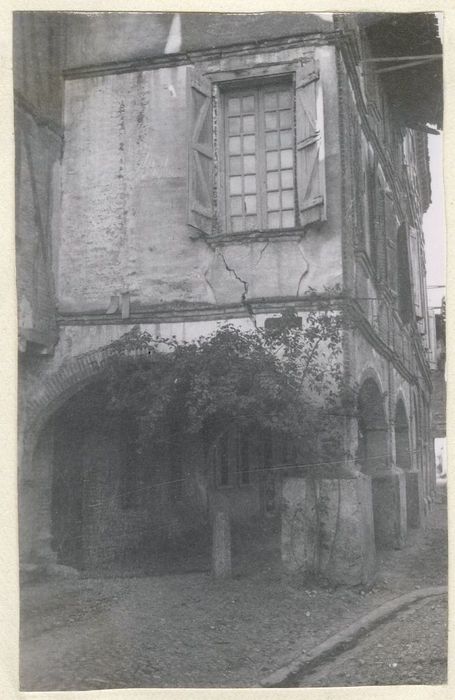 façades sur la place, vue partielle