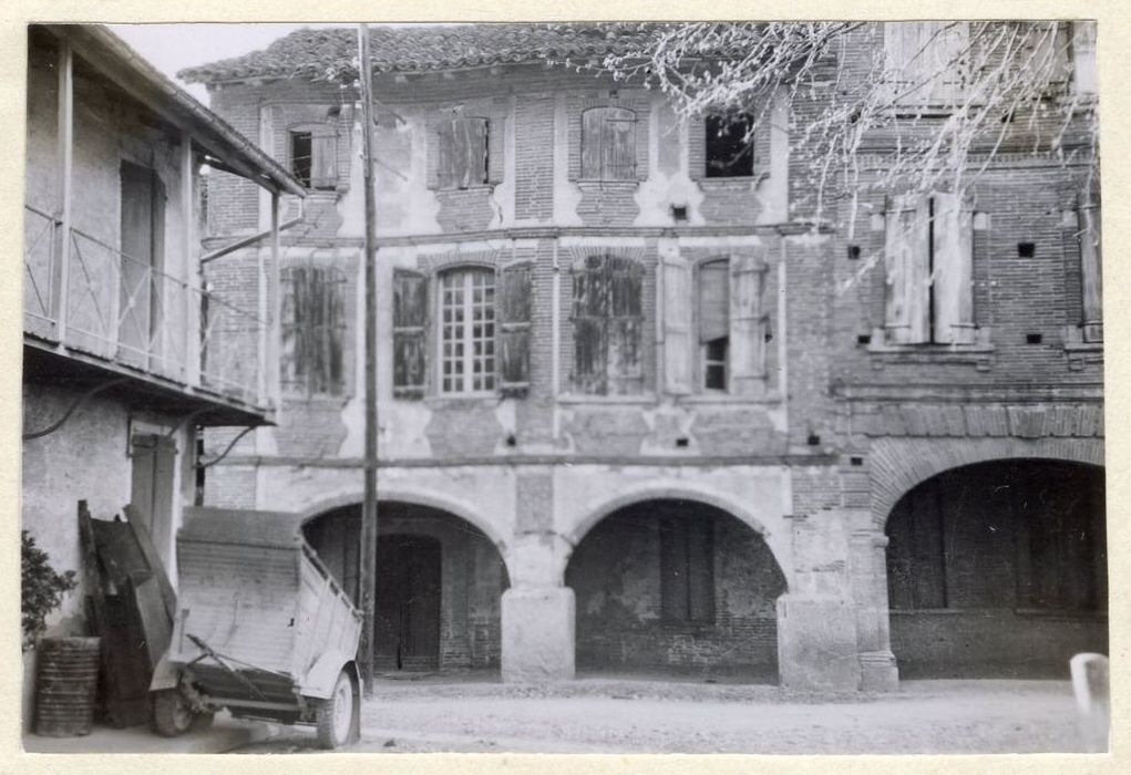 façades sur la place, vue partielle
