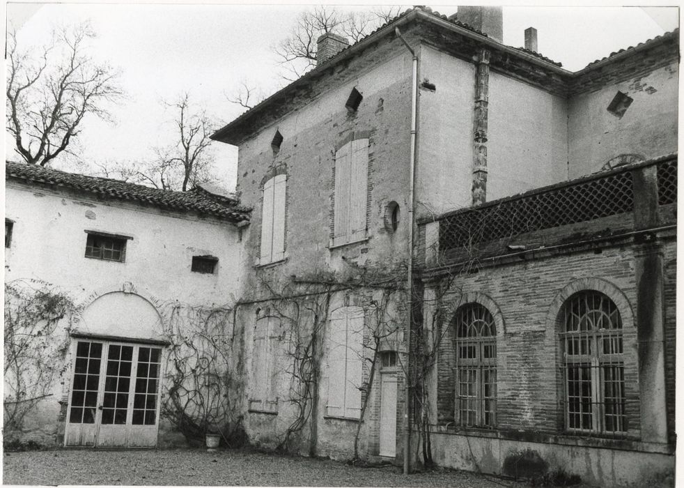 façade nord-ouest, vue partielle