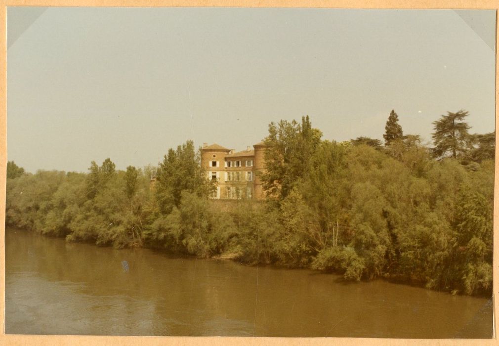 vue partielle du château dans son environnement depuis le Sud-est