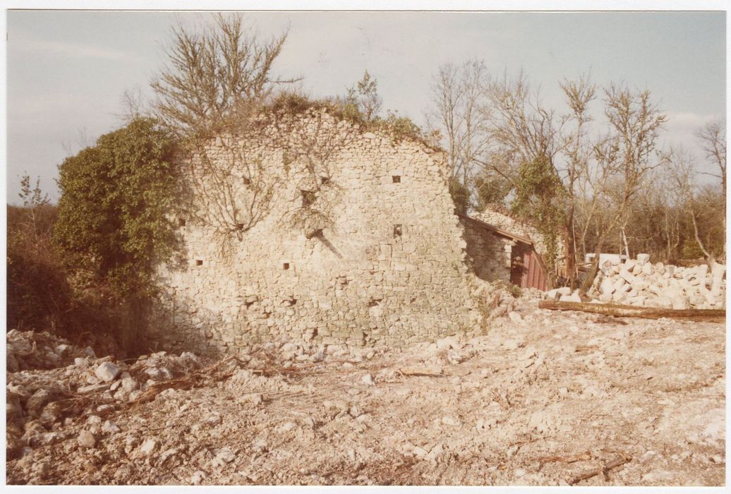 ruines d’une maison adossées au mur d’enceinte ouest