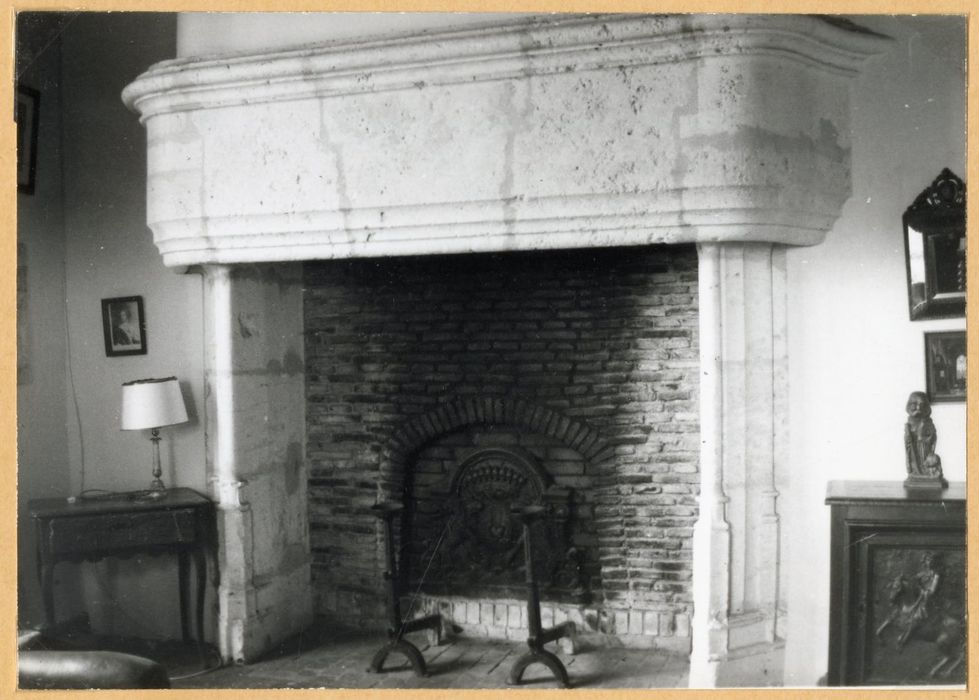 pièce non localisée, cheminée monumentale