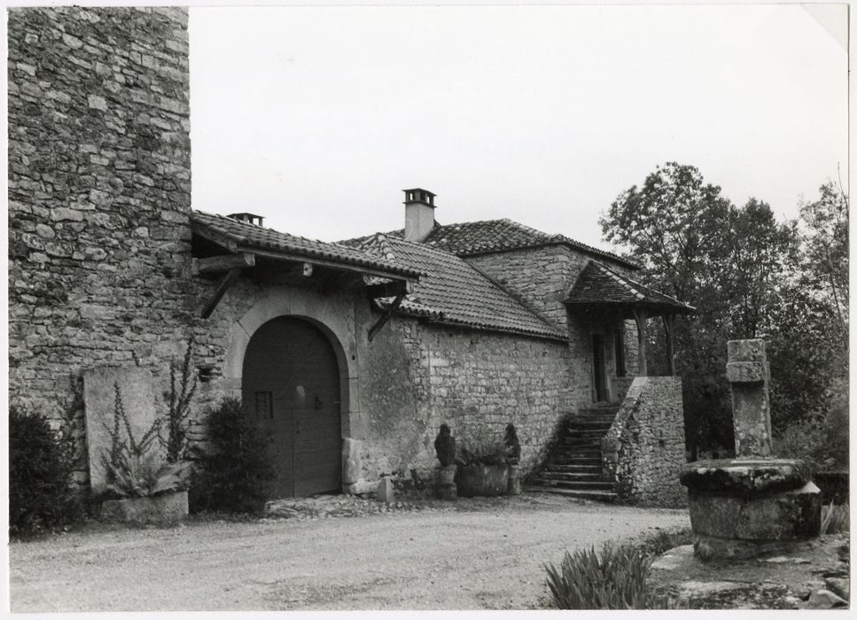 porche d’accès nord à la cour intérieure