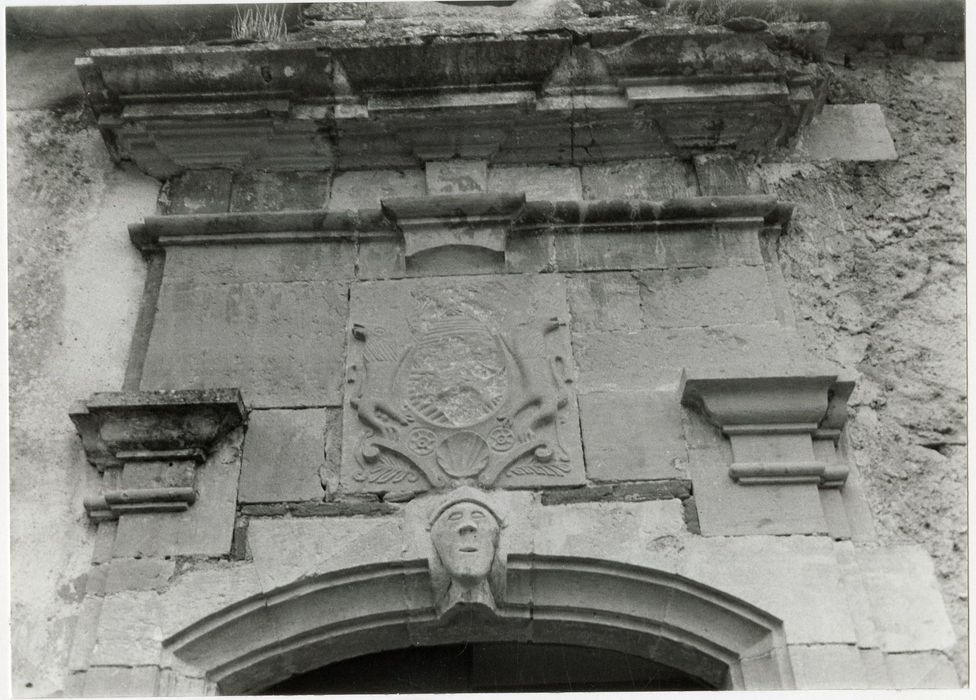 aile ouest, façade est sur la cour intérieure, détail du linteau de la porte d’accès