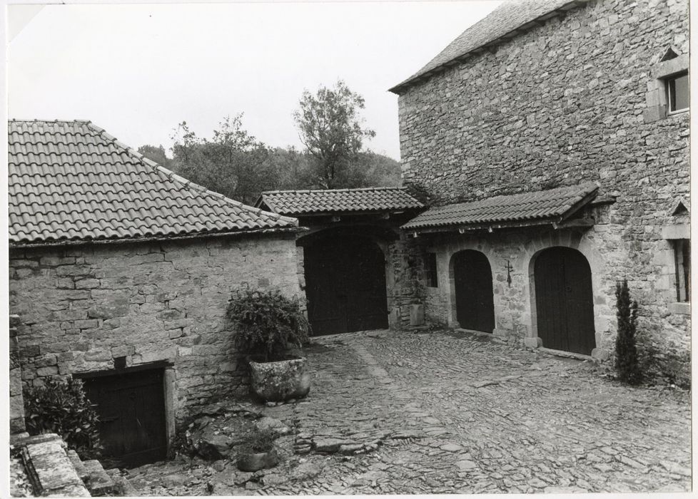 cour intérieure, portail d’accès nord