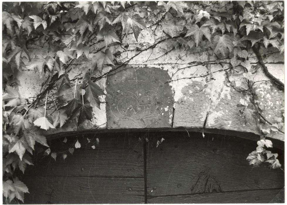 cour d’honneur, façade sud, détail d’une clef d’arc