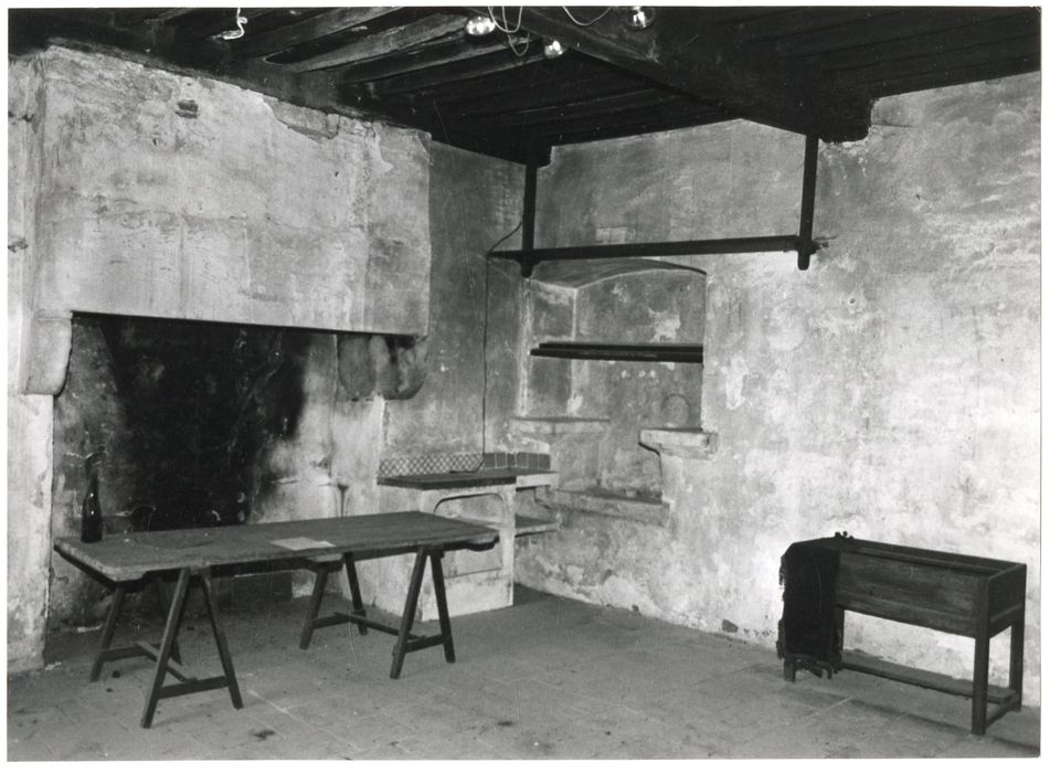 1er étage, petite salle, cheminée