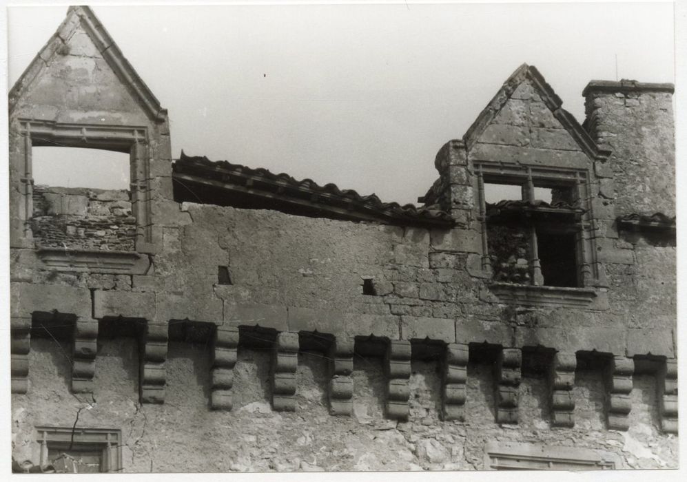 bâtiment sud, détail des lucarnes