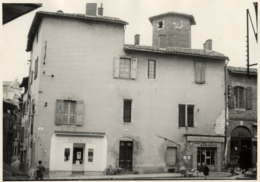 façade ouest sur la place