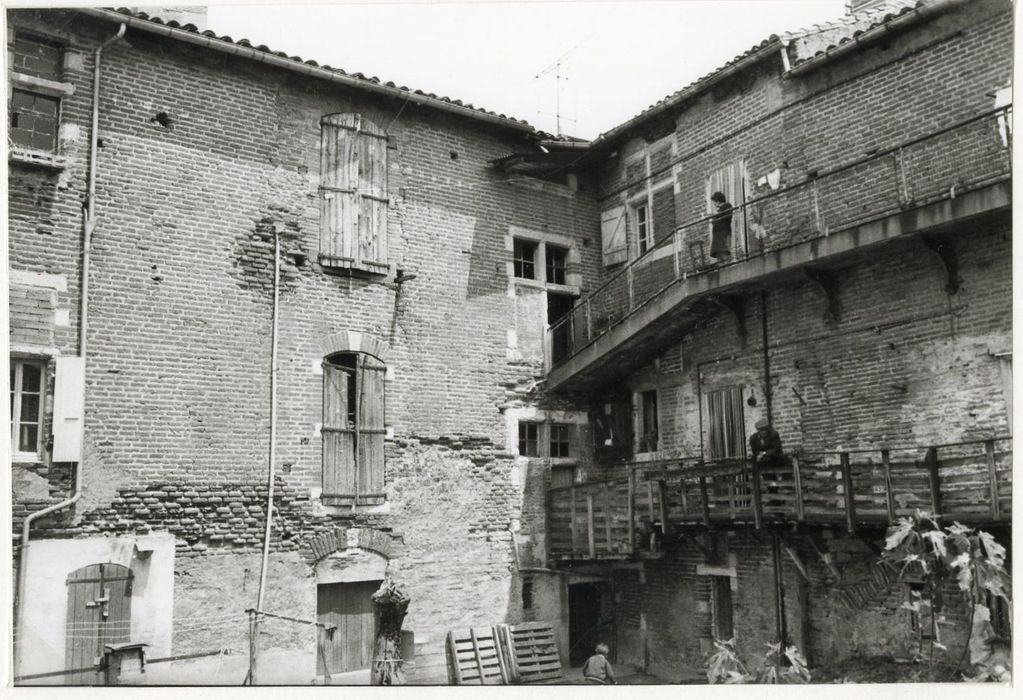 façades sur cour, vue partielle