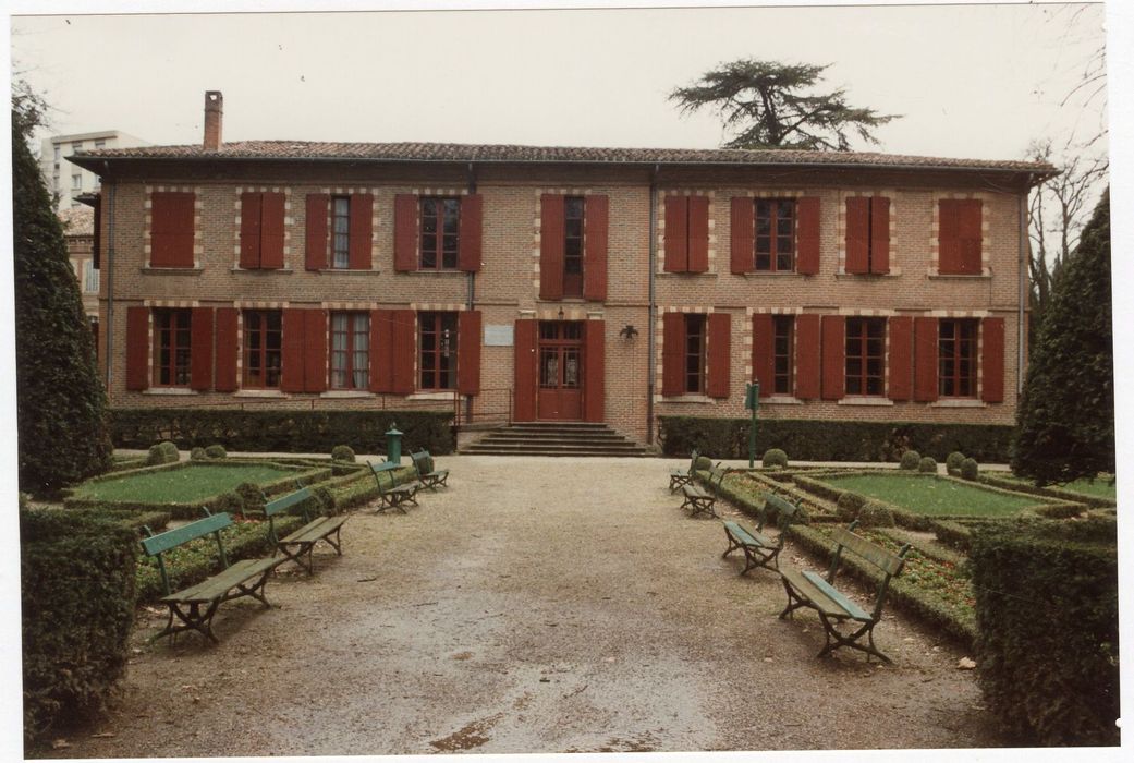 façade sud-ouest sur le parc