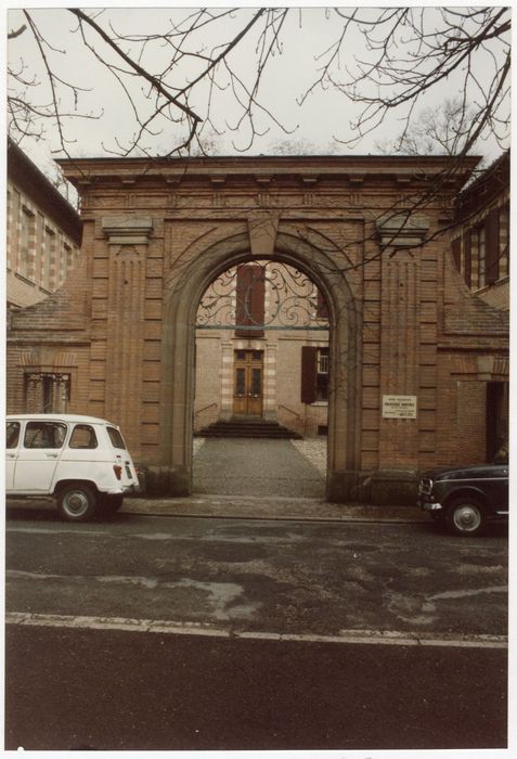 portail d’accès sud rue à la cour d’honneur