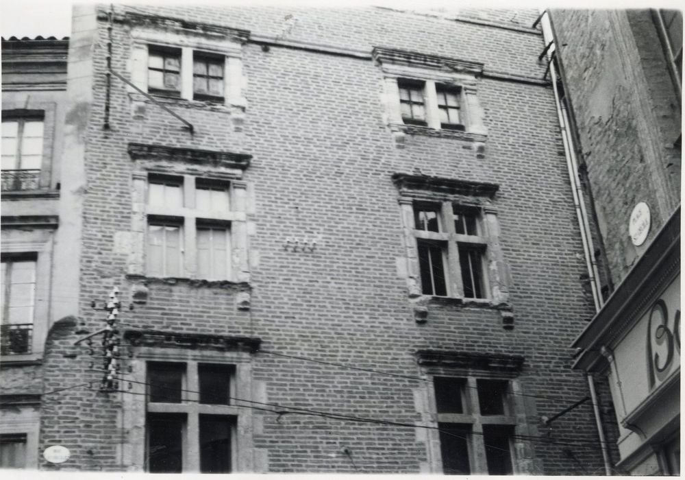 façade sur rue, vue partielle