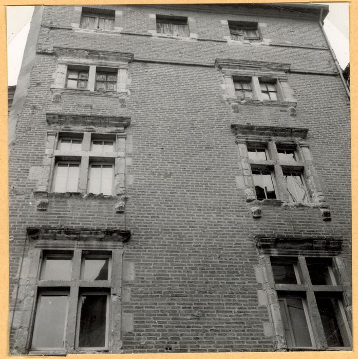 façade sur rue, vue partielle