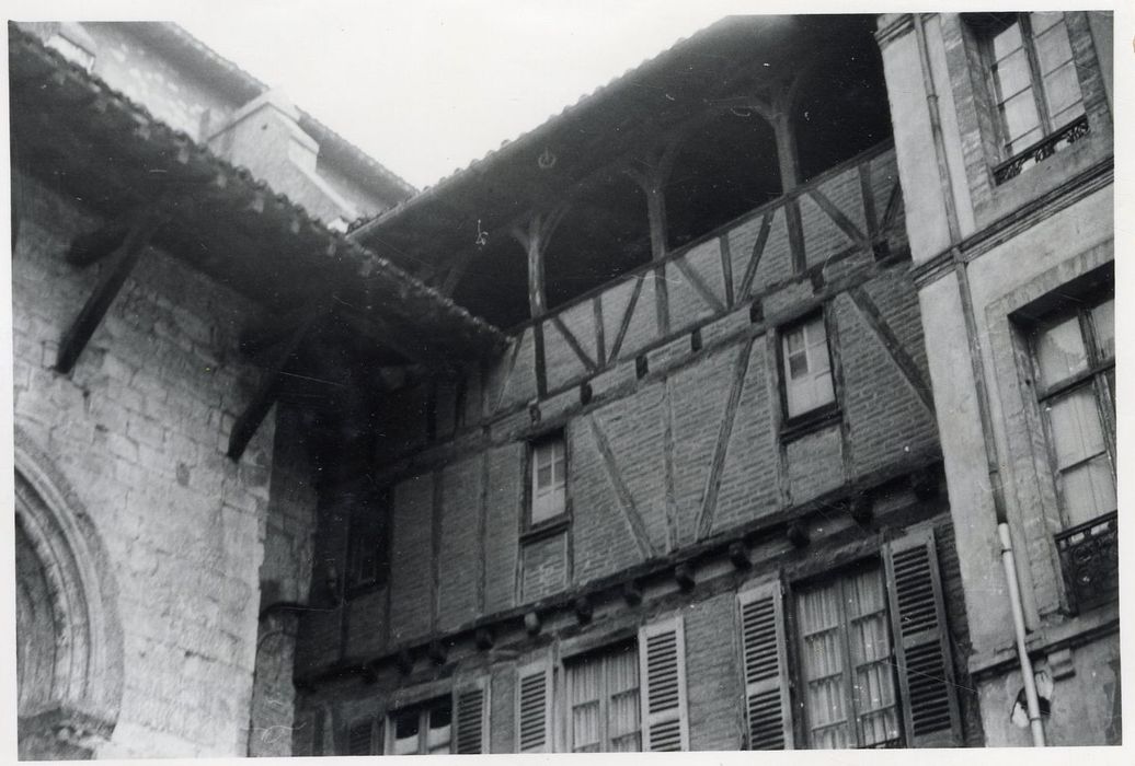 façade sur rue, vue partielle