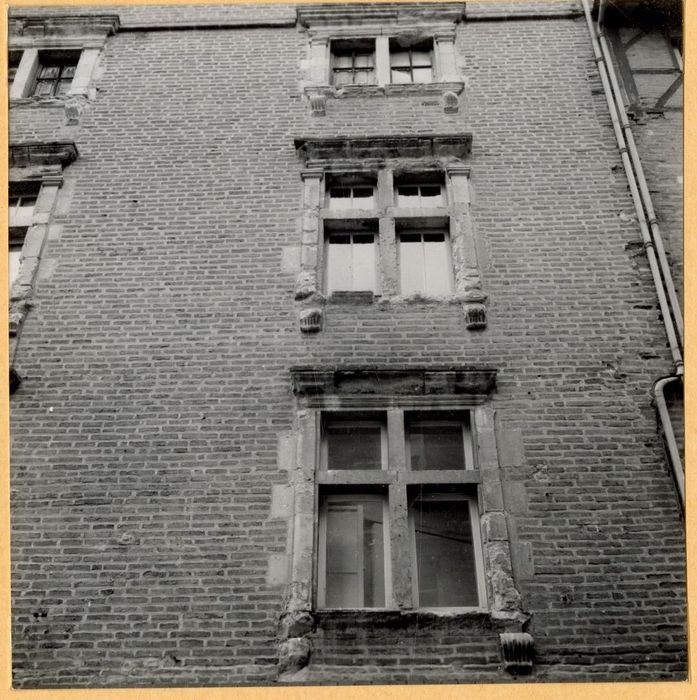 façade sur rue, vue partielle