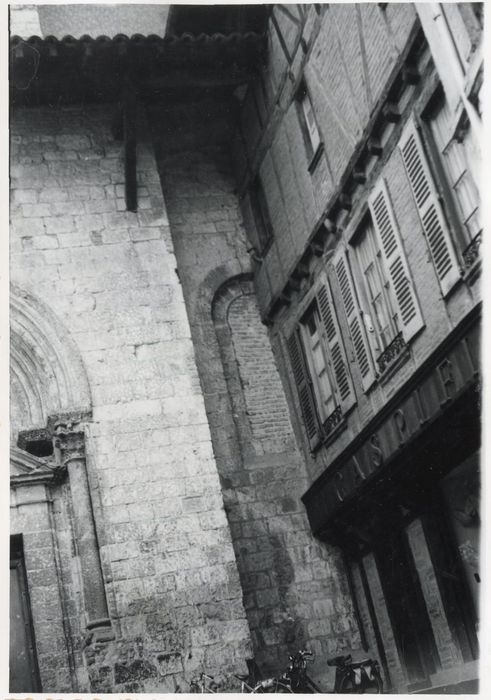 façade sur rue (à droite), vue partielle