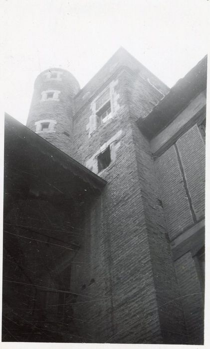 vue partielle de la tour depuis la cour intérieure