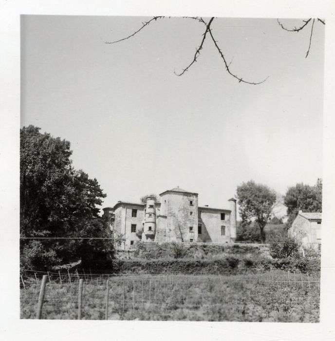 vue aérienne du château dans son environnement depuis le Sud