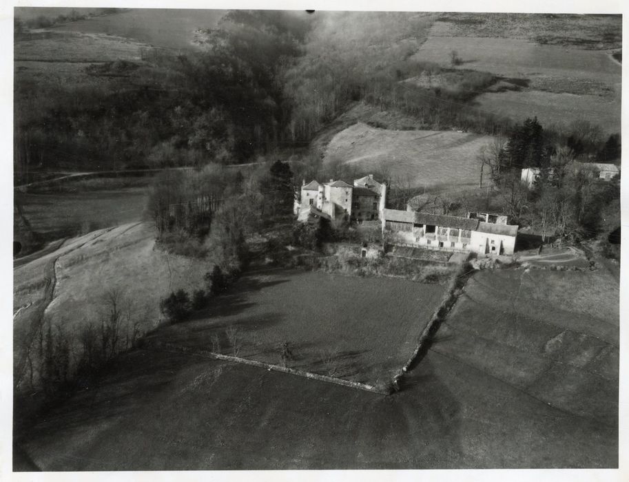 vue aérienne du château dans son environnement depuis le Sud