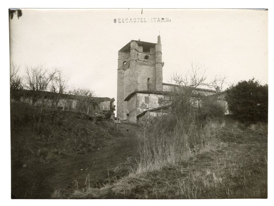 vue partielle de l’église dans son environnement depuis le Sud-Ouest
