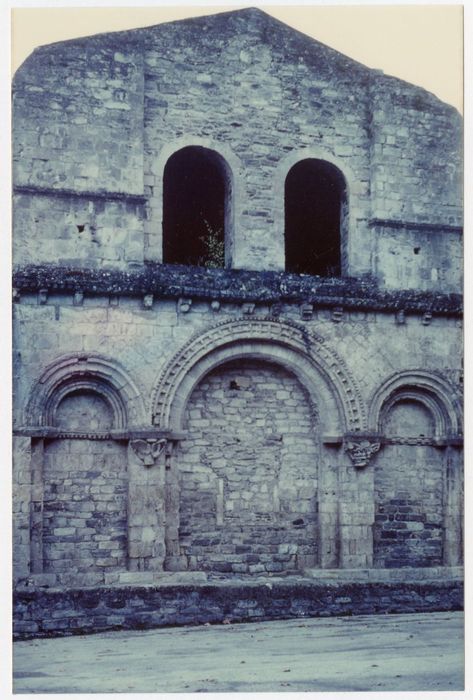 collégiale, transept orienté au nord-ouest