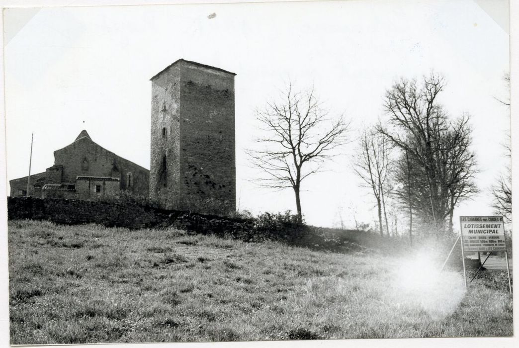 vue générale de la tour dans son environnement depuis l’Est