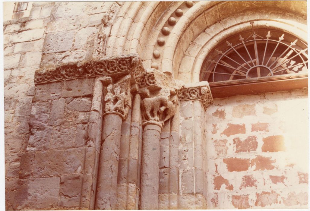 ancien portail d’accès sud, détail des chapiteaux sculptés