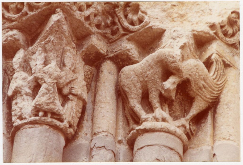ancien portail d’accès sud, détail des chapiteaux sculptés