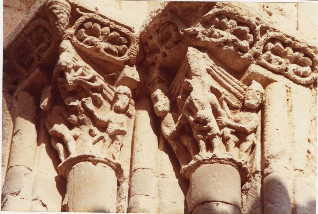ancien portail d’accès sud, détail des chapiteaux sculptés
