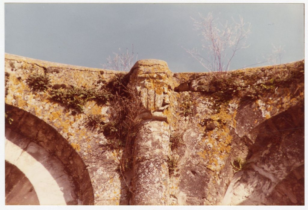 abside, détail d’un chapiteau sculpté