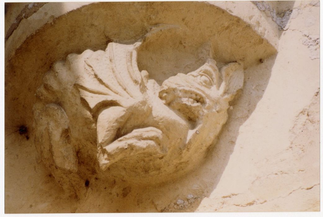 église, tour en encorbellement, détail du culot