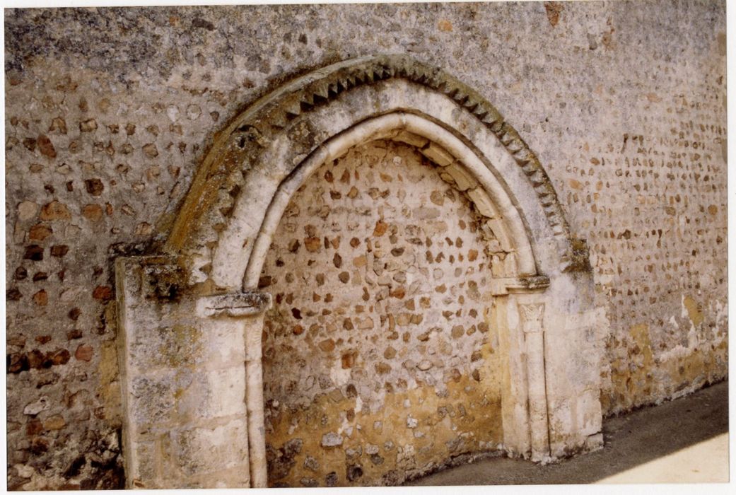 façade latérale nord de l’église, ancienne porte romane provenant de l’église Saint-Martin de Douet remontée en 1902